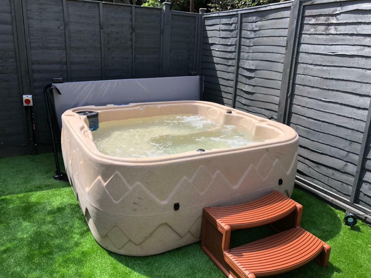 Bournemouth Hot Tub & Sauna Holiday Let Exterior photo